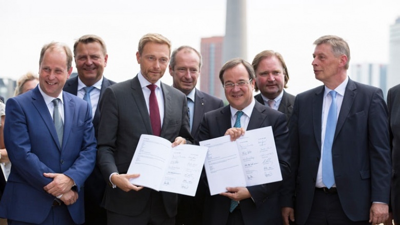 CDU und FDP unterzeichnen den Koalitionsvertrag