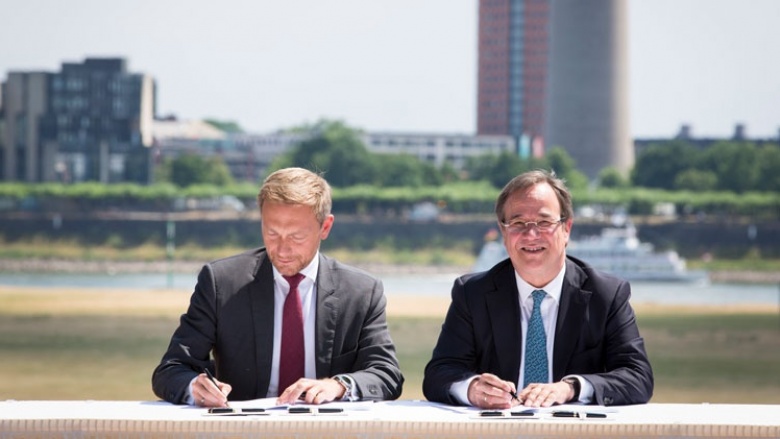 CDU und FDP unterzeichnen den Koalitionsvertrag