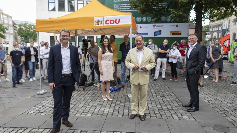 Jan-Philipp Büchler, Natalie Goldkamp, Ministerpräsident Armin Laschet und Landrat Hans-Jürgen Petrauschke