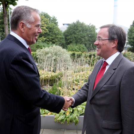 Wirtschaftstour: Laschet bei Trimet